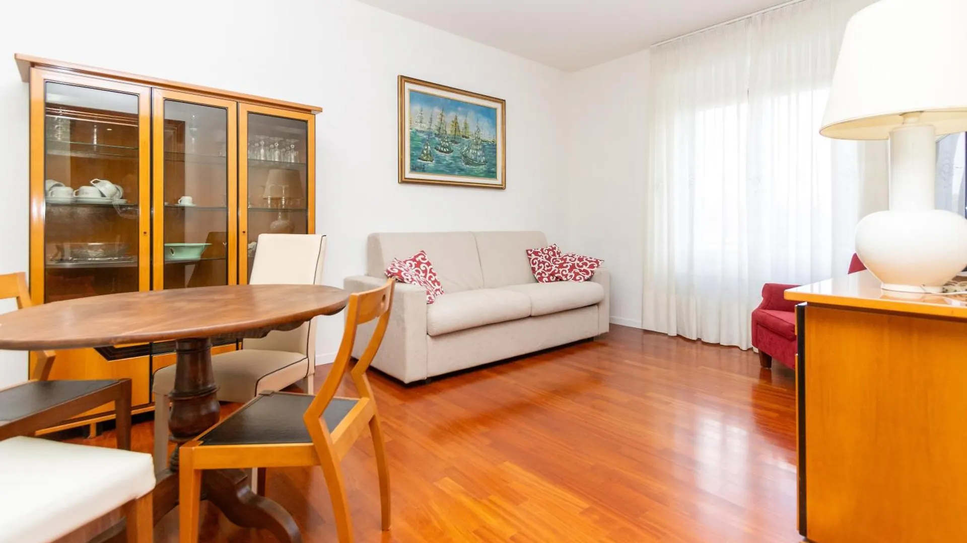 Modern Suite With Balcony And Park View kontakter